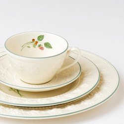 Wedgwood - Чашка и блюдце Festivity Raspberry для чая 250мл / артикул   1053996  / GTIN 4571165377659