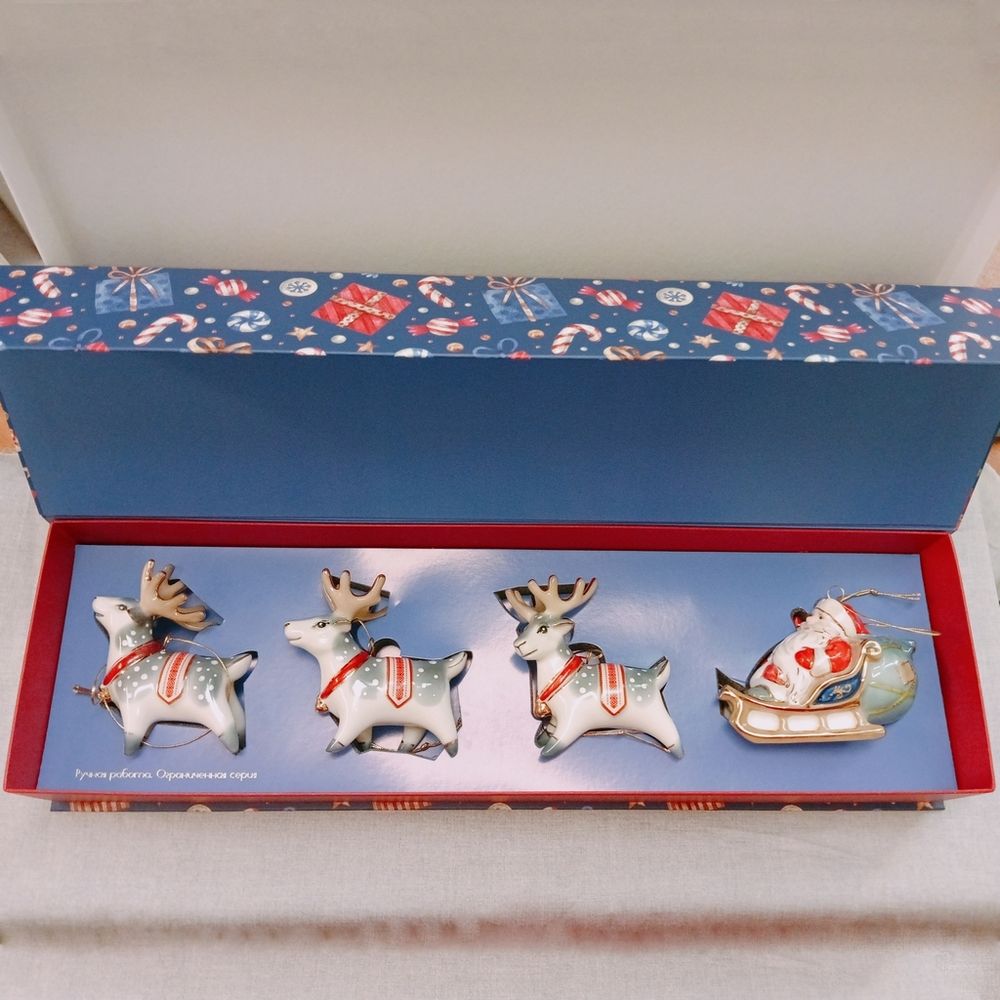 Набор фарфоровых ёлочных игрушек Дед Мороз с оленями