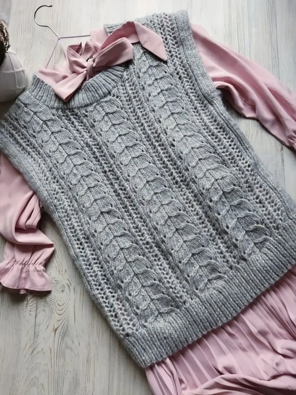 Жилет вязаный ажурный