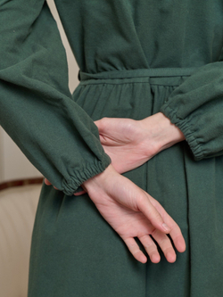 Платье с воротником стойкой