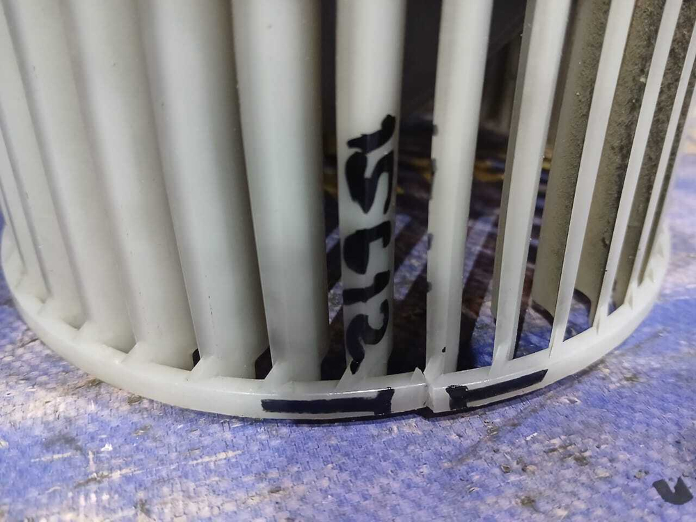 Моторчик печки MITSUBISHI MIRAGE DINGO 1998-2001