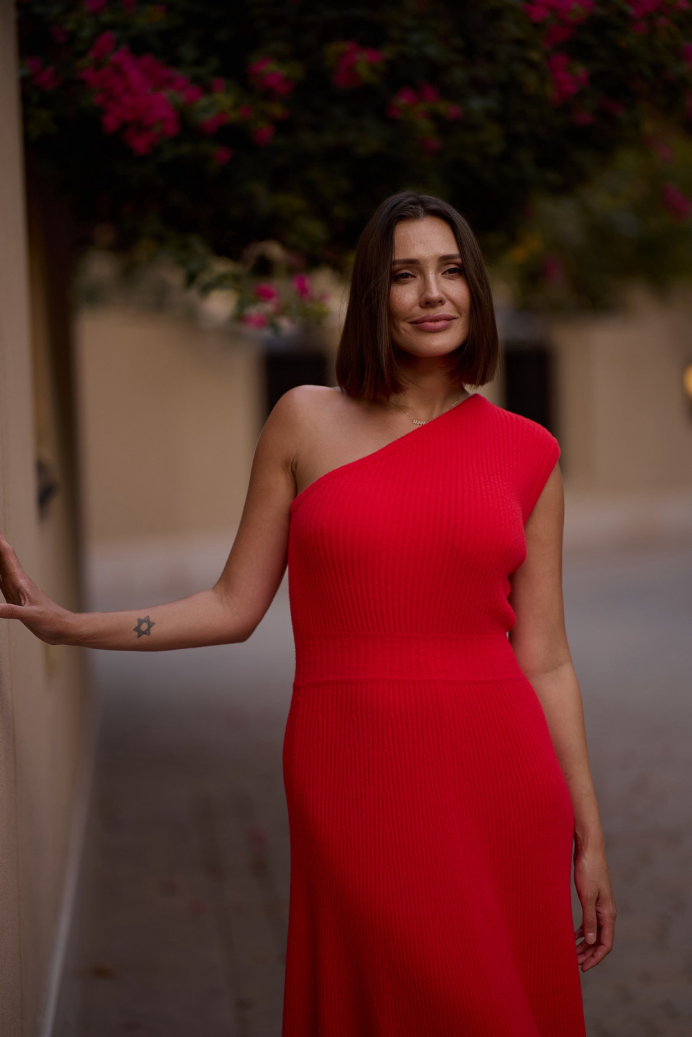 платье миди в алом цвете