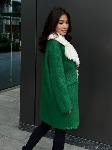 Пальто женское утепленное зеленого цвета