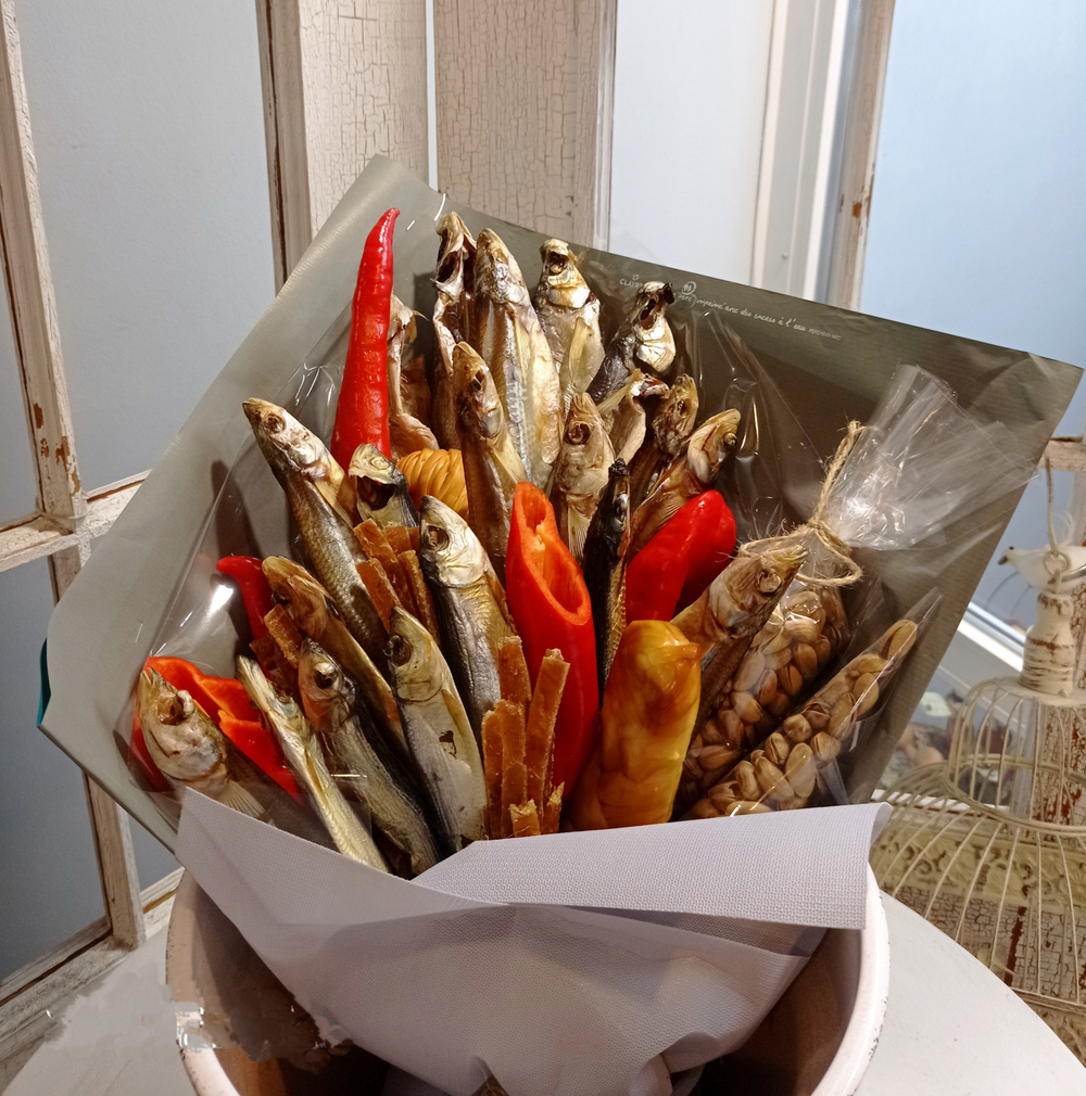 Съедобный букет с вяленой рыбой и сыром косичка