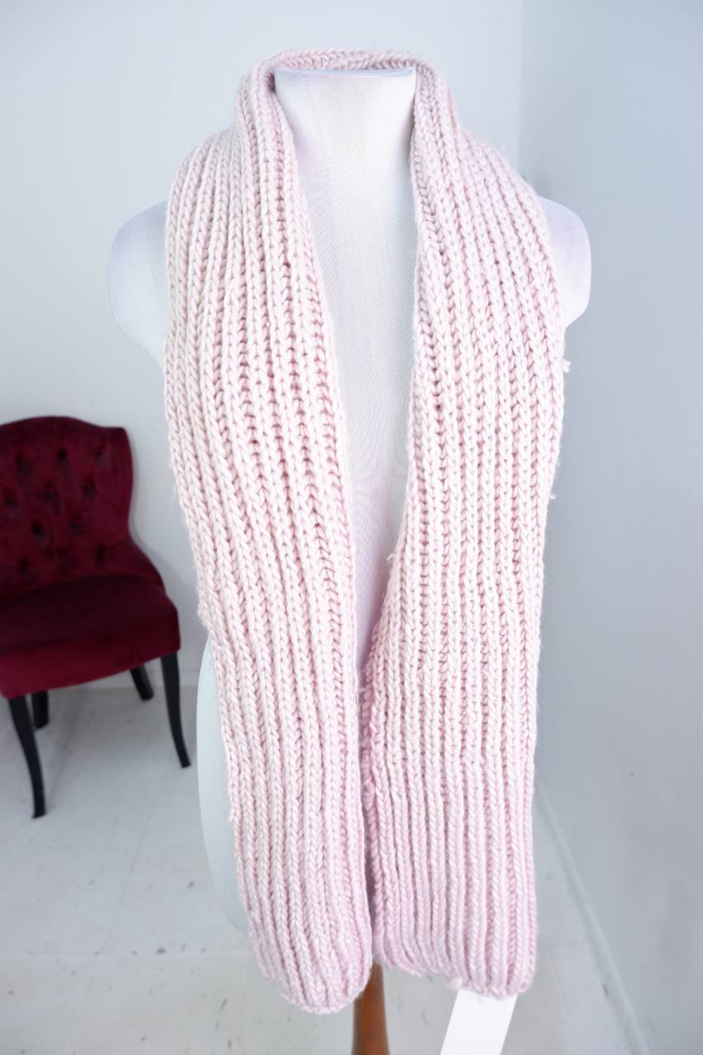 Шарф крупной вязки нежного оттенка