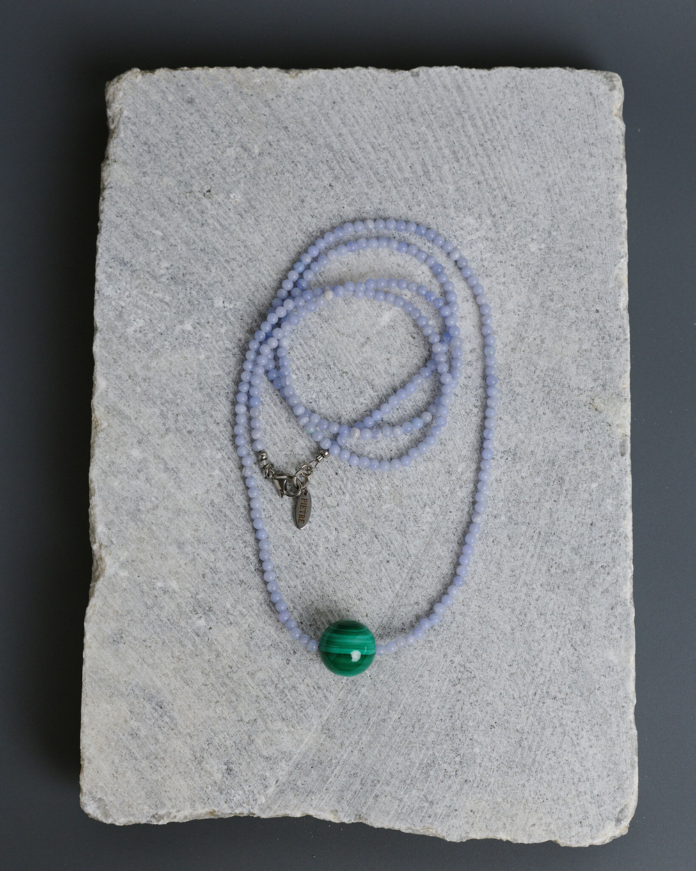 Нить из сапфирина с акцентной бусиной из малахита