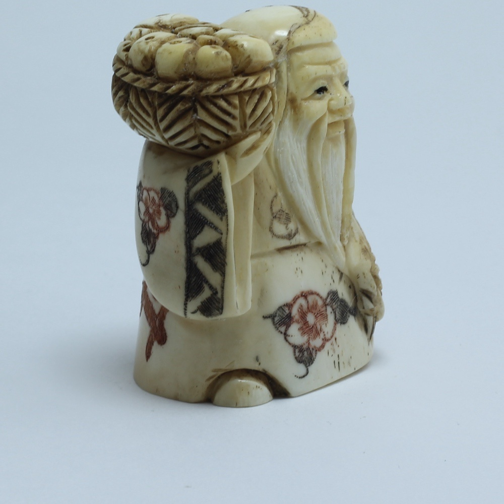 Нэцкэ Фукурокудзю с корзиной фруктов и веером