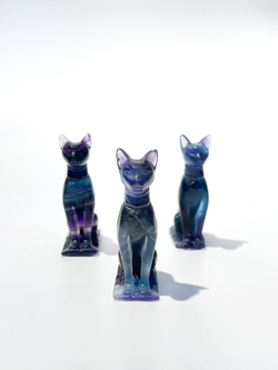 Фигурка кошки из флюорита в египетском стиле