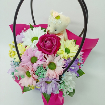 Композиция из розы, хризантемы и гипсофилы Цветы в сумочке с игрушкой 4