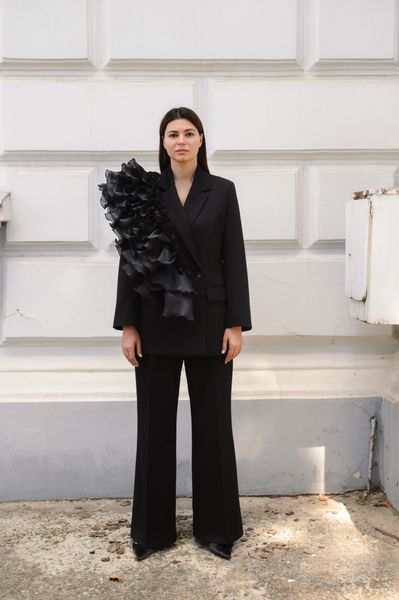 Чёрный двубортный жакет с декором «Зефир»