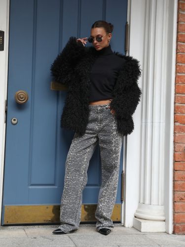 Короткая черная шуба из эко-меха