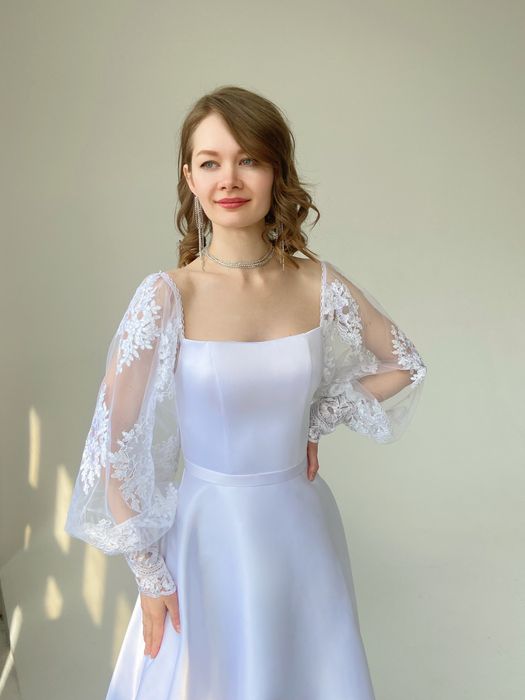 Свадебное атласное платье макси с объемными кружевными рукавами (белый)