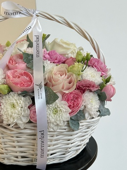 Цветочная корзина в розовой гамме