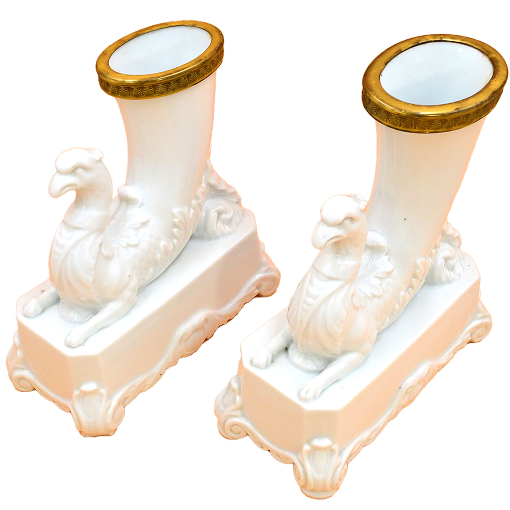 Пара фарфоровых ваз в форме ритона на постаменте. Фарфор, бронза. Франция. XIX в.