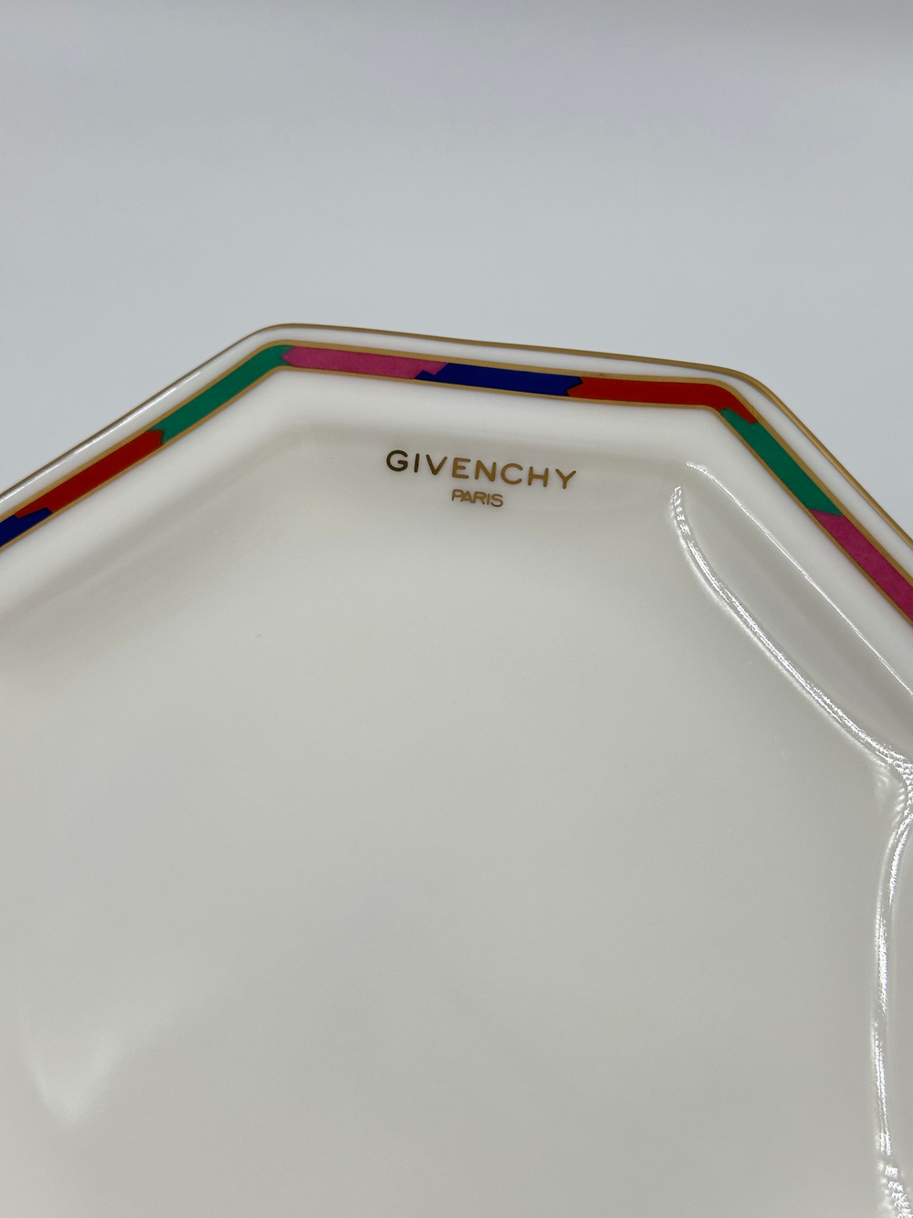 Тарелка с разноцветной каймой Givenchy by Yamaka
