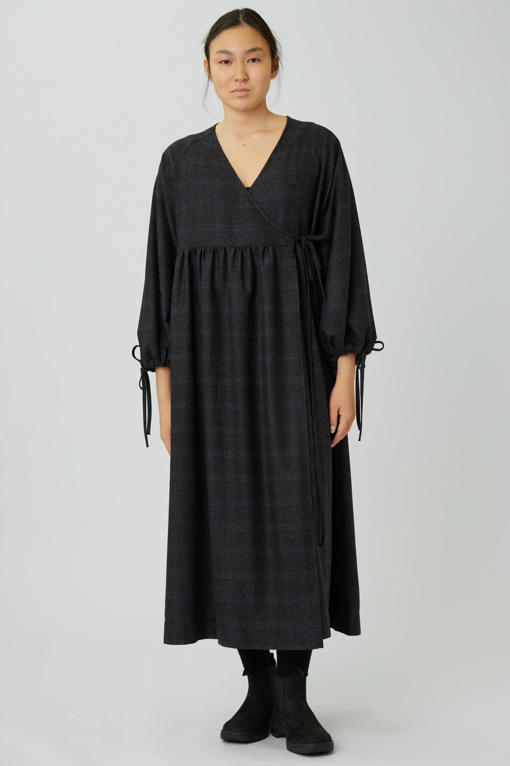 Платье на запах с широкими рукавами длины макси в темно-серую клетку