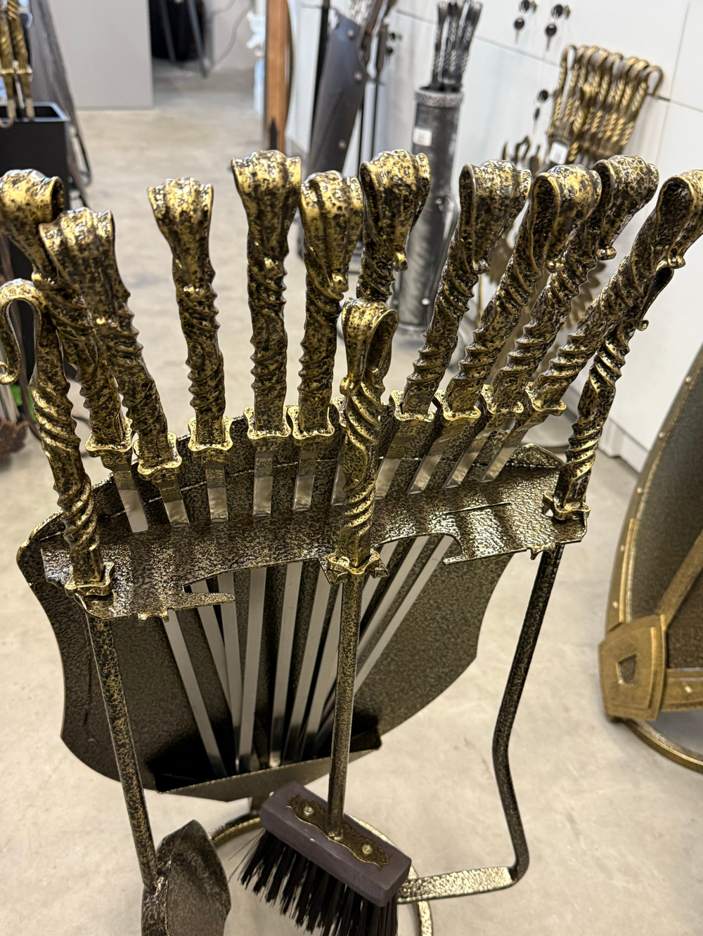 Набор шампуров «Рыцарь» и предметов для мангала/камина в кованом щите