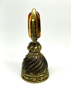 Бронзовая статуэтка на янтаре