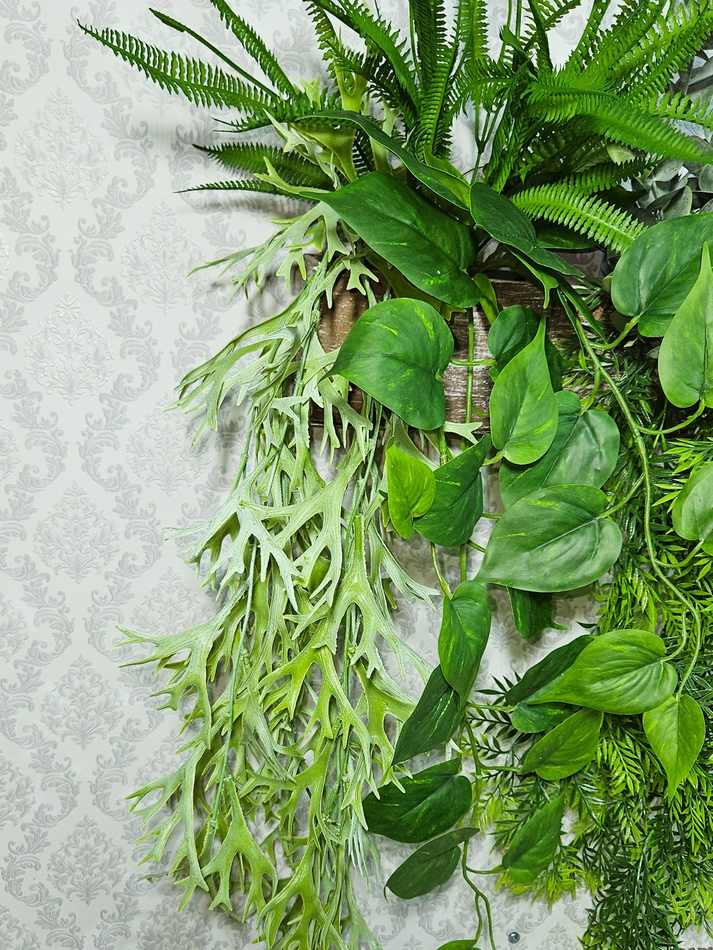 Искусственная зелень с папоротником в деревянном настенном кашпо