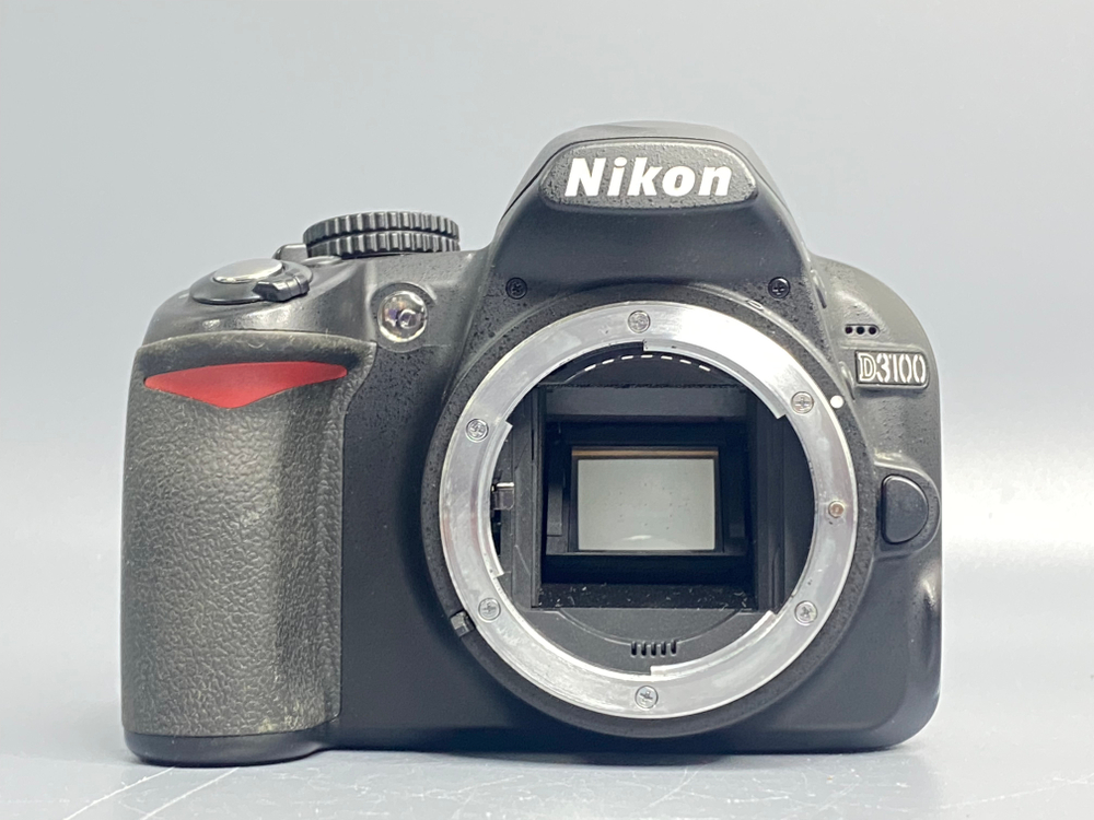 Nikon D3100 kit 18-55mm VR 10700 кадров