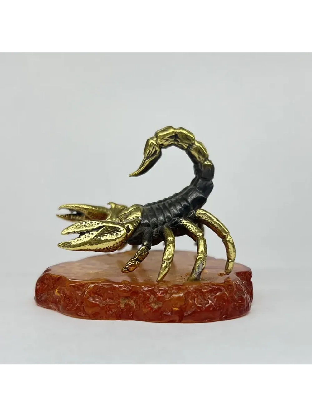 Бронзовая статуэтка на янтаре
