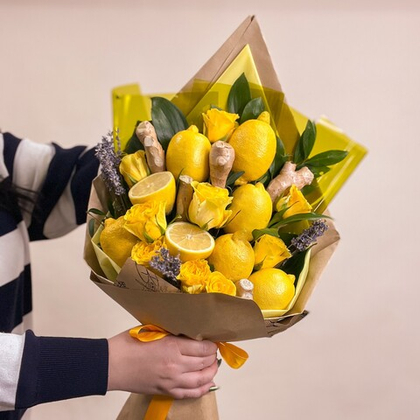 Желтый фруктовый букет из лимонов, роз, имбиря и лаванды