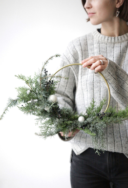 Рождественский венок с декором на круглой металлической основе