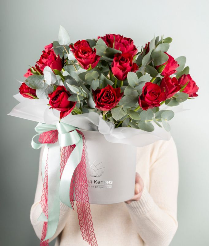 Композиция из роз Мадам Рэд с эвкалиптом