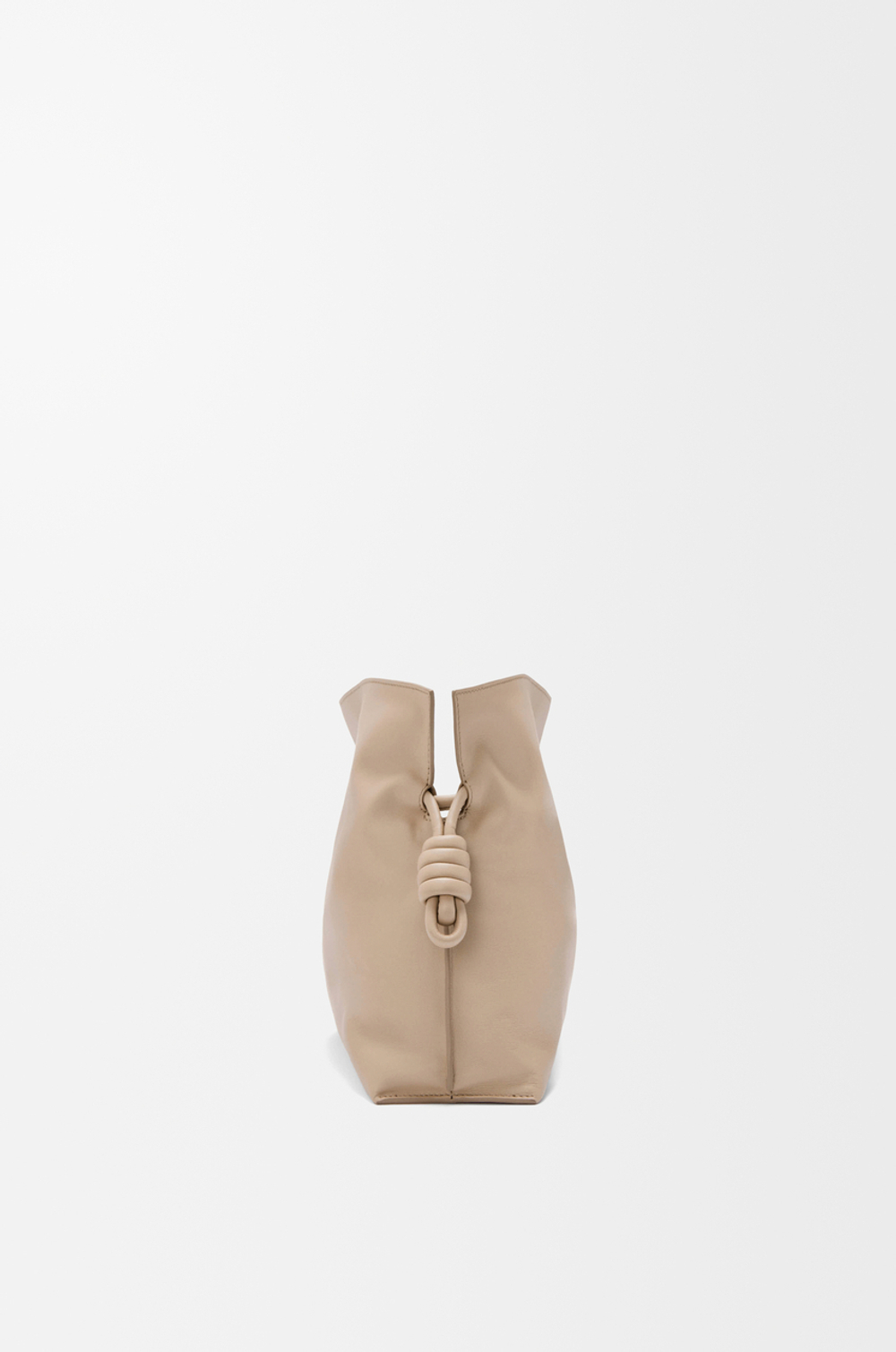 Loewe Сумка-клатч среднего размера Flamenco из телячьей кожи наппа, песочный