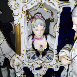 Фарфоровая композиция «Прогулка на портшезе». Чехия, Ройял Дукс (Royal Dux). ХХ в.