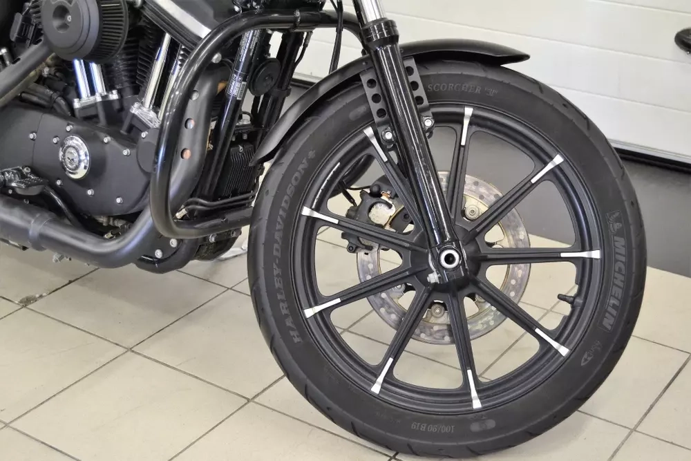 Harley Davidson Sporster Iron 883 2015 1 200 000 Royal Enfield