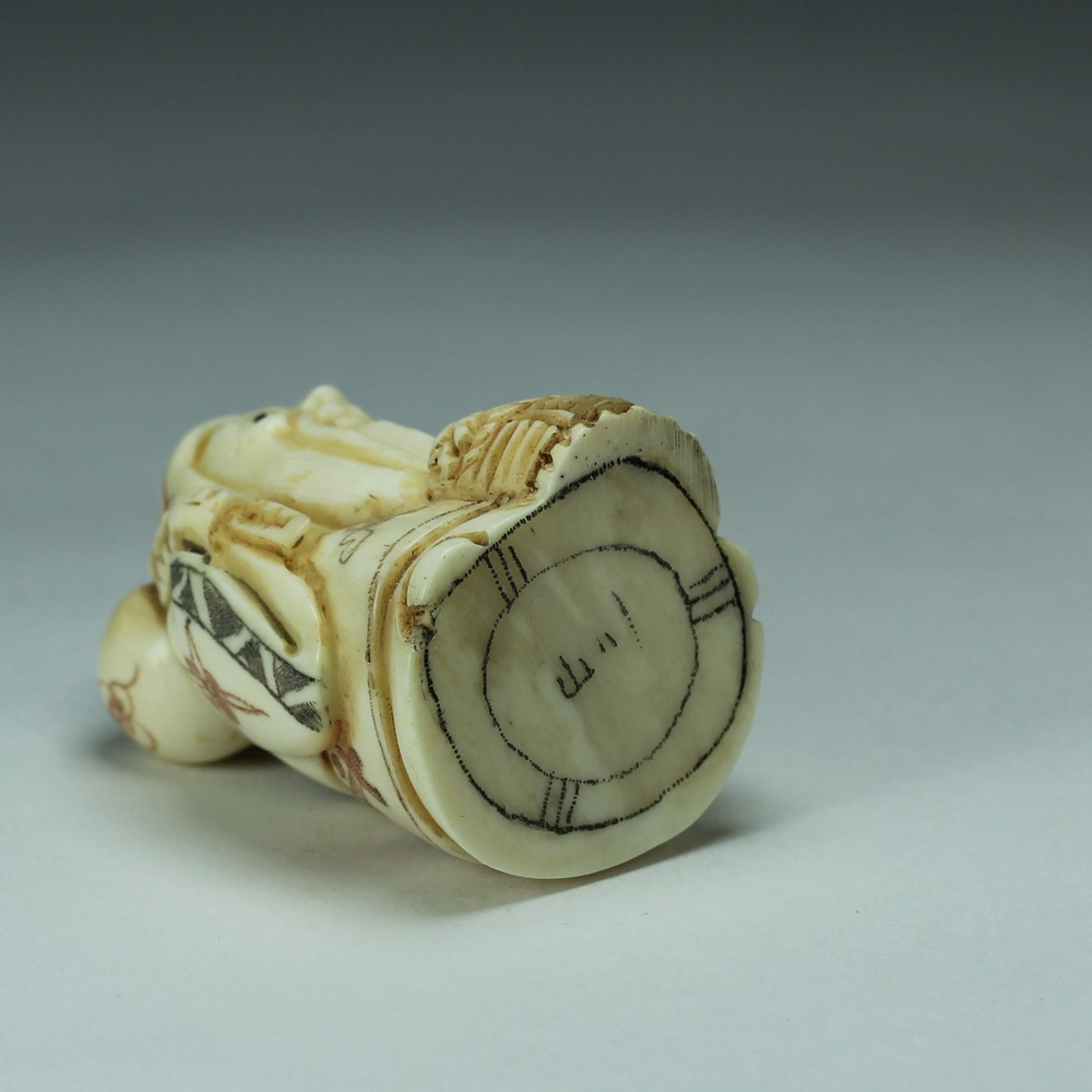 Нэцкэ Фукурокудзю с тыквой горлянкой и корзиной рыбы