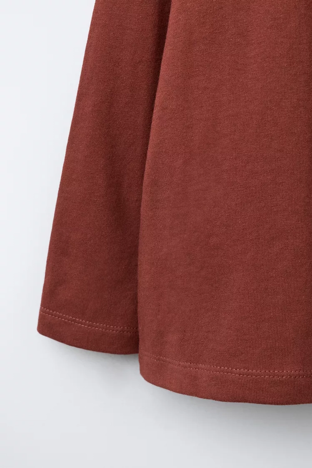 ZARA ФУТБОЛКА С ПРИНТОМ «СОБАКА И ЦИФРА», ГРАНАТОВЫЙ