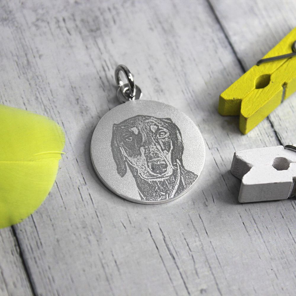 Кулон из серебра с гравировкой фото собаки на заказ