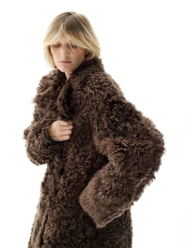 Длинная шуба из овчины шоколадного цвета