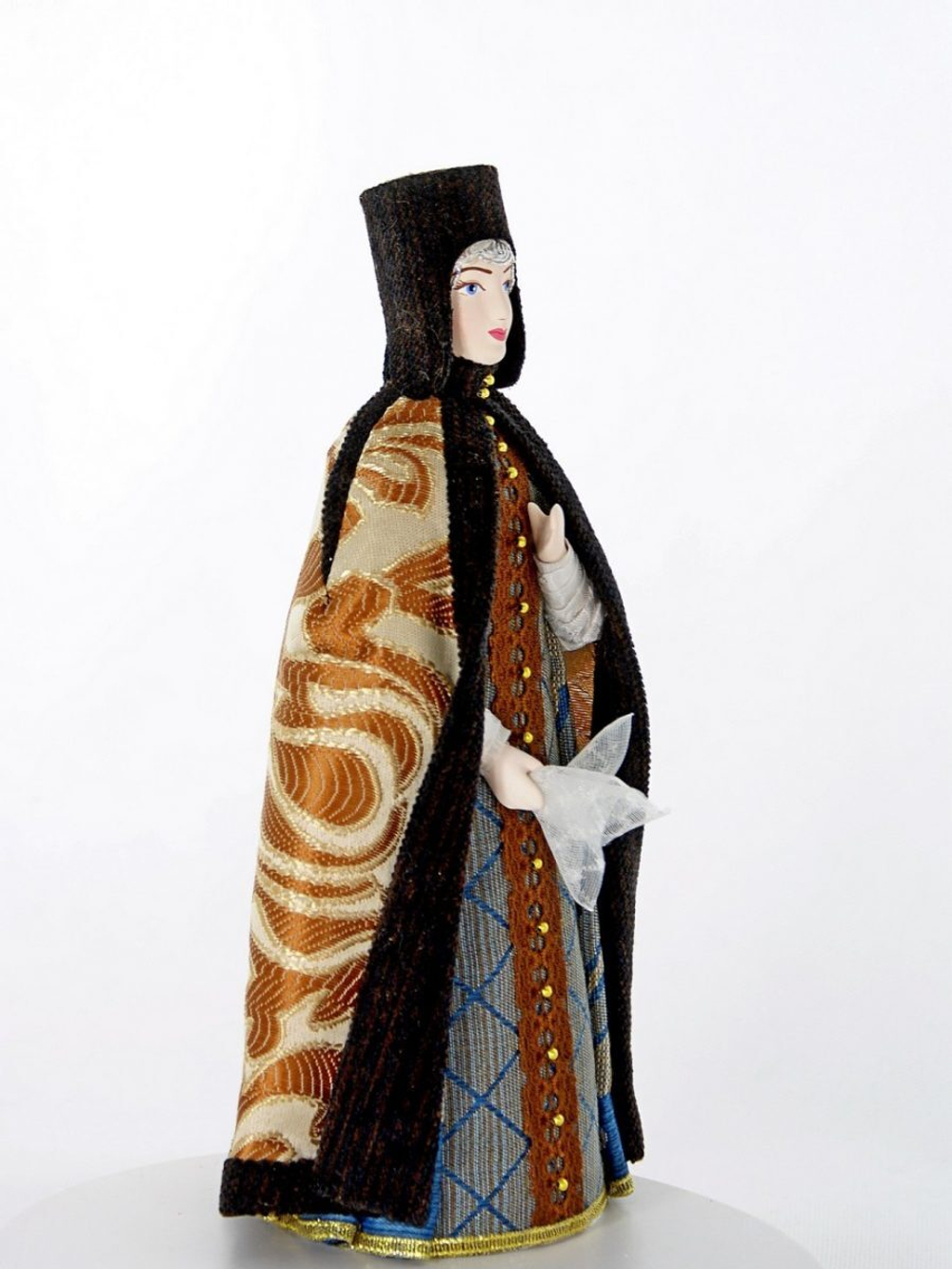 Кукла коллекционная фарфоровая в ездовом костюме царицы.