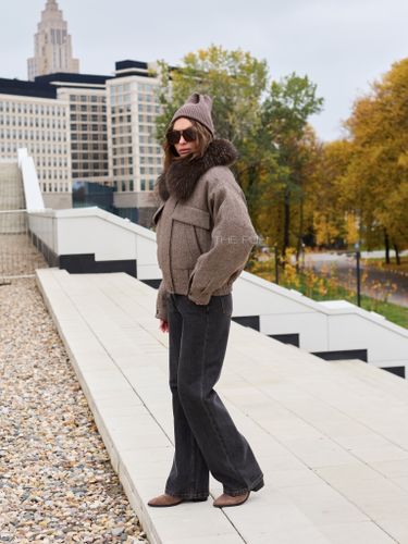 Укороченный шерстяной пуховик с мехом енота