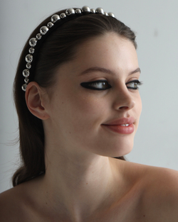 Тонкий ободок из шелка с серебристыми бусинами