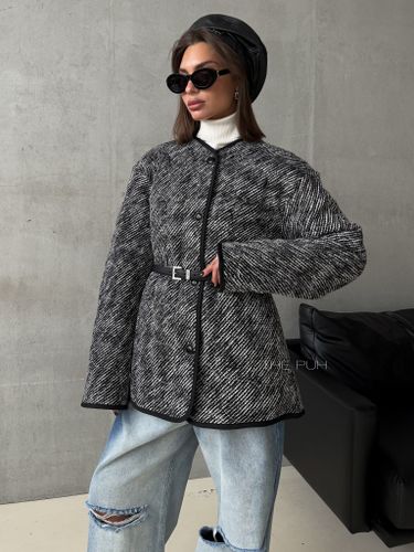 Черная куртка из твида с фигурной стежкой