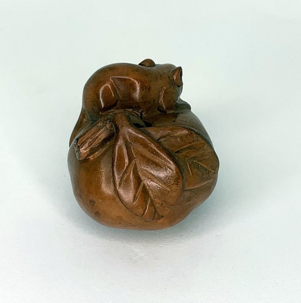 Нэцкэ Мышки на яблоке