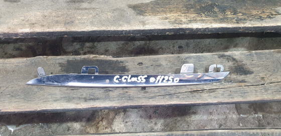 Молдинг решетки радиатора Mercedes C-Class W205 14-18 Б/У Оригинал A2058880273