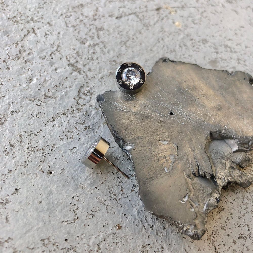 Серьги пусеты. Бижутерный сплав. Оттенок серебро.