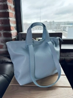 Женская сумка-шоппер из натуральной кожи голубого цвета