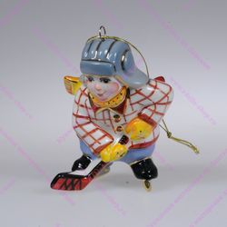 Фарфоровая ёлочная игрушка "Мальчик с клюшкой"