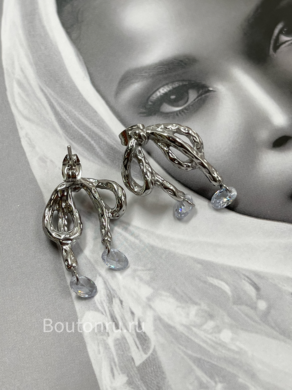 Серьги серебристые бантики с подвесками