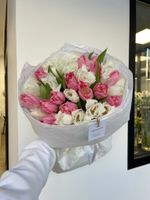 Букет микс из розовых и белых махровых тюльпанов в упаковке