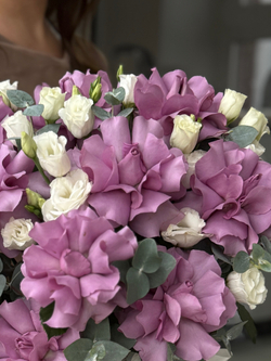 Роскошная композиция "Для Мамы" из французских сиреневых роз, нежной эустомы и эвкалипта от Флора Маркет