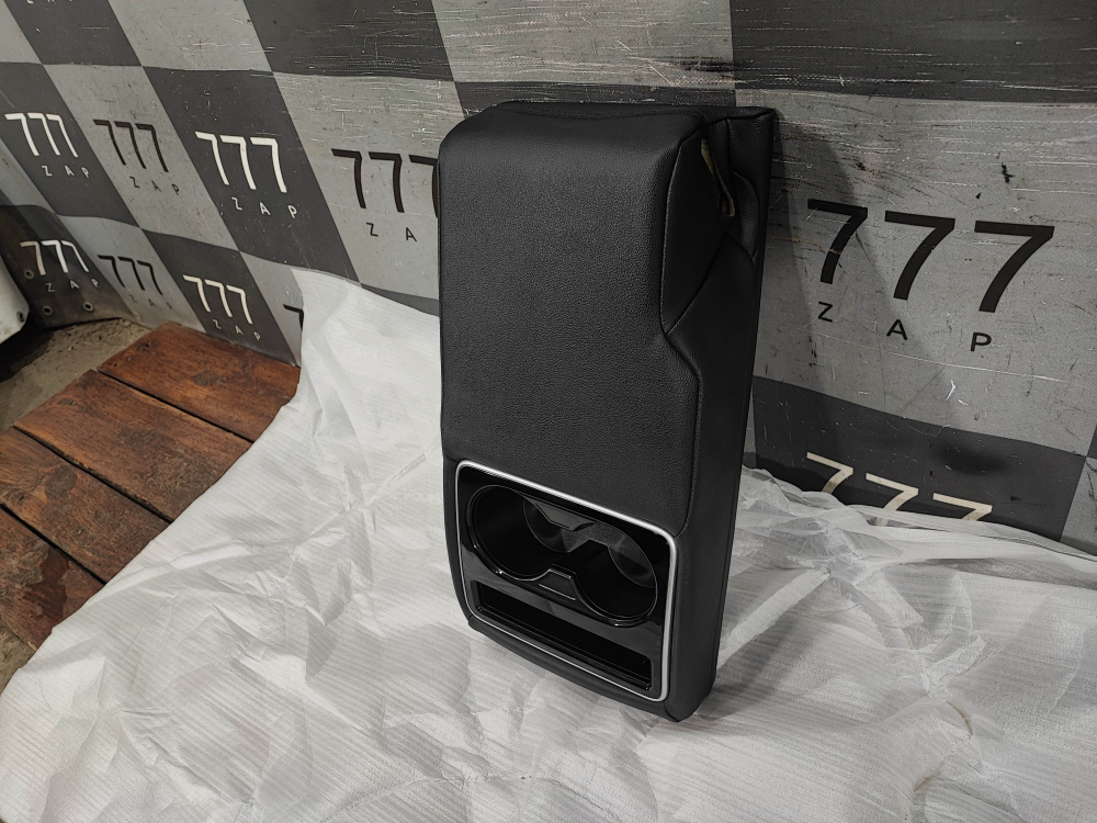 Подлокотник задний Toyota Camry (XV70/XV80) Б/У Оригинал 7134906050C0