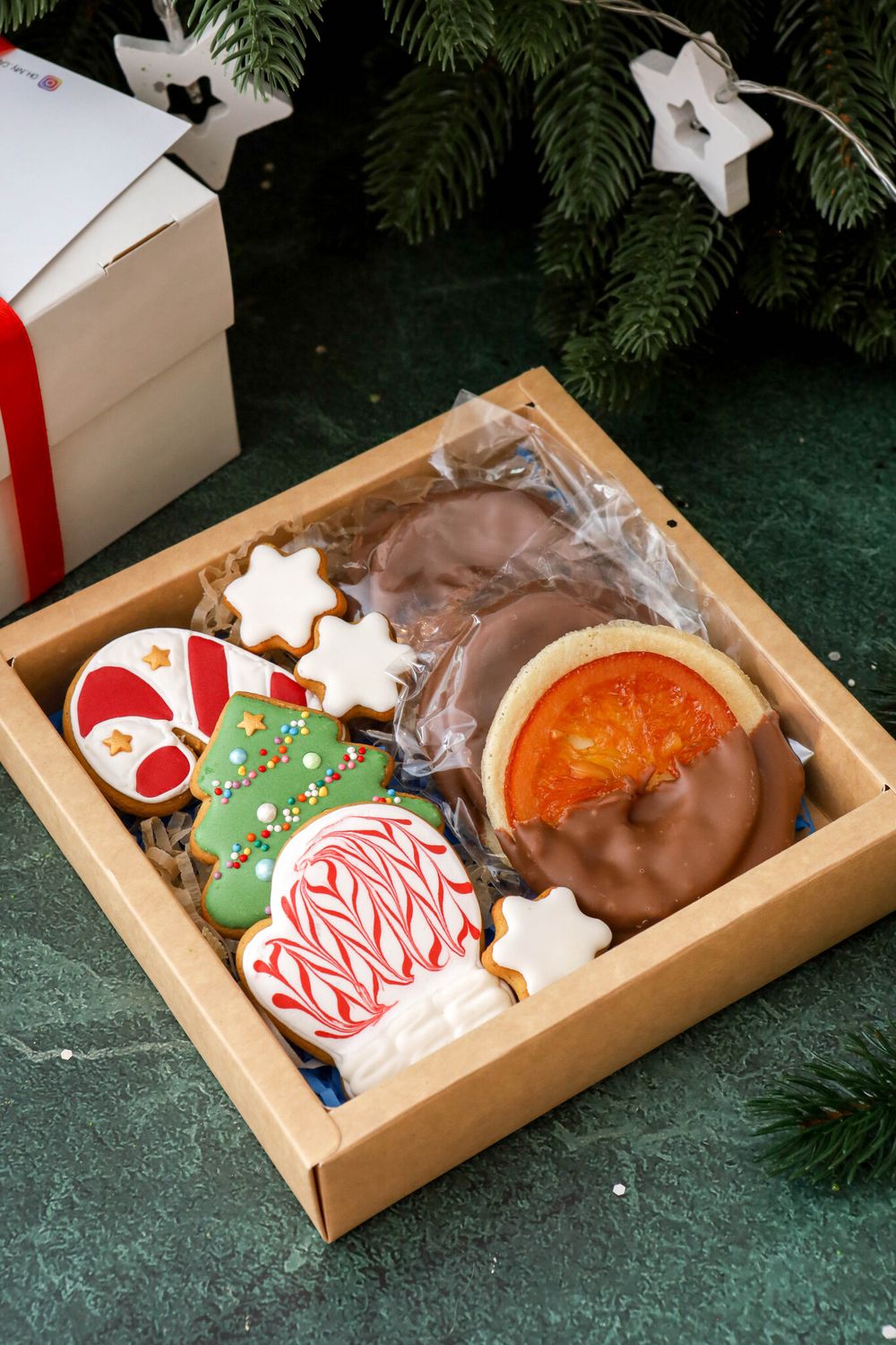 Три апельсина в шоколадной глазури, три мини пряника снежинки, три новогодних мини пряника