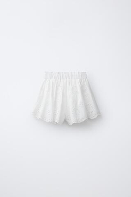 ZARA ШОРТЫ-БЕРМУДЫ С ВЫШИВКОЙ В ШВЕЙЦАРСКОМ СТИЛЕ, БЕЛЫЙ